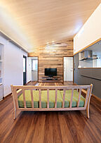 木の家スタイルのリビング サンワ設計株式会社の事例画像