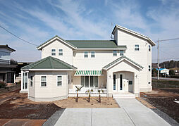 サンワ設計株式会社の施工事例「大階段から中2階リビングへ グリーン屋根の洋風の住まい」の画像