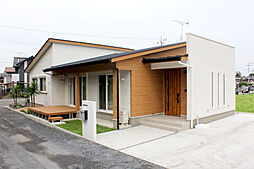 一条工務店 宇都宮ベルモール展示場の施工事例「ロックガーデン風のエクステリア ハワイアンテイストな平屋」の画像