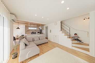 サンワ設計株式会社の施工事例「グレージュカラーがオシャレ こだわりのつまったリビング階段のある家」の画像