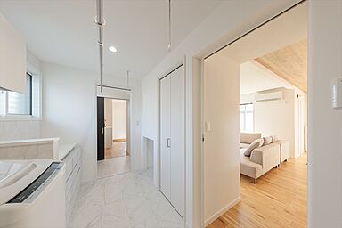 サンワ設計株式会社の施工事例「グレージュカラーがオシャレ こだわりのつまったリビング階段のある家」の画像4