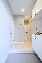 シンプルモダンスタイルの玄関 日動建設株式会社の事例画像