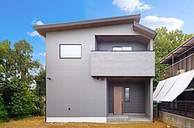日動建設株式会社の施工事例「青空に映える、シャープで美しい佇まい。家族の未来を描くモダンな住まい」のメイン画像