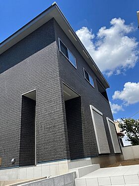 日動建設株式会社の施工事例「自然の温もりと洗練が調和する光あふれるモダンナチュラルな家」のメイン画像