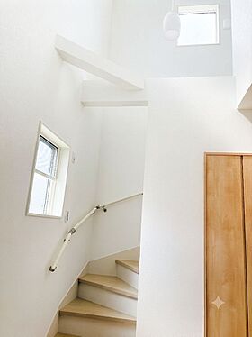 日動建設株式会社の施工事例「自然の温もりと洗練が調和する光あふれるモダンナチュラルな家」の画像5