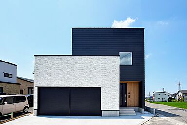 DETAIL HOME(ディテールホーム)の施工事例「リビングと中庭を繋ぐインナーガレージハウス」の画像