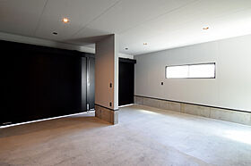 DETAIL HOME(ディテールホーム)の施工事例「リビングと中庭を繋ぐインナーガレージハウス」の画像1