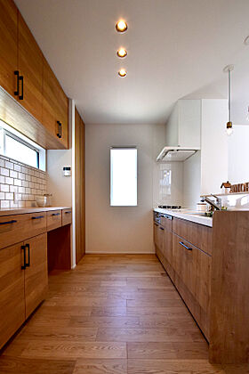 DETAIL HOME(ディテールホーム)の施工事例「リビングと中庭を繋ぐインナーガレージハウス」の画像3