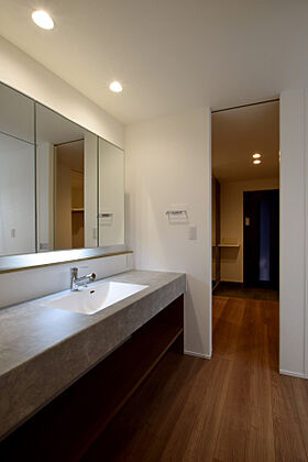 DETAIL HOME(ディテールホーム)の施工事例「ダークグレーのキッチンが主役のお家」の画像1