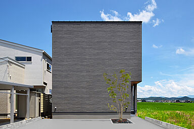 DETAIL HOME(ディテールホーム)の施工事例「景色を切り取る二階リビングの大きな窓」の画像