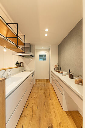 DETAIL HOME(ディテールホーム)の施工事例「ブラックガルバ、無垢床で魅せる耐震等級3の丁度良いお家」の画像3