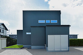 DETAIL HOME(ディテールホーム)の施工事例「リビングと外をつなぐベンチのある住まい」のメイン画像