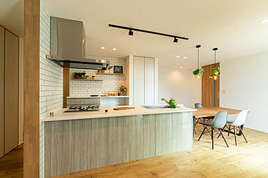 DETAIL HOME(ディテールホーム)の施工事例「川面の光と風が心地よい家」の画像3