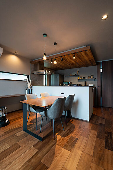 DETAIL HOME(ディテールホーム)の施工事例「大きな吹抜けのある、グレーインテリアの家」の画像3