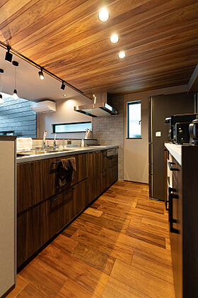 DETAIL HOME(ディテールホーム)の施工事例「大きな吹抜けのある、グレーインテリアの家」の画像4