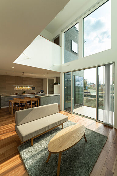 DETAIL HOME(ディテールホーム)の施工事例「吹抜けの開放感と光を最大限取り入れた住まい」の画像1