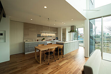 DETAIL HOME(ディテールホーム)の施工事例「吹抜けの開放感と光を最大限取り入れた住まい」の画像2