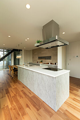 DETAIL HOME(ディテールホーム)の施工事例「吹抜けの開放感と光を最大限取り入れた住まい」の画像3