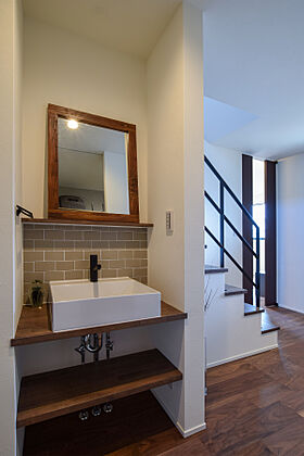 DETAIL HOME(ディテールホーム)の施工事例「モダンな装いに包まれたインナーガレージのある家」の画像1