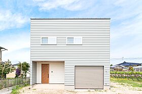 DETAIL HOME(ディテールホーム)の施工事例「ガレージ部屋と勾配天井があるシックモダンの家」のメイン画像