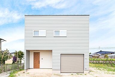 DETAIL HOME(ディテールホーム)の施工事例「ガレージ部屋と勾配天井があるシックモダンの家」の画像