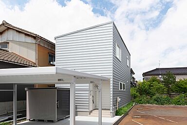 DETAIL HOME(ディテールホーム)の施工事例「採光とプライバシーを考慮した明るい2階リビングの家」の画像