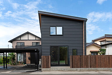 DETAIL HOME(ディテールホーム)の施工事例「敷地内別棟で叶えた、家族の距離が縮まる、ブラックガルバの住まい」の画像