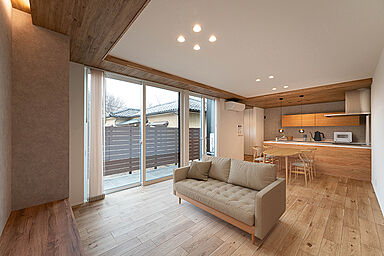 DETAIL HOME(ディテールホーム)の施工事例「敷地内別棟で叶える、プライバシーに配慮した「オリジナルキッチンと塗り壁の住まい」」の画像1