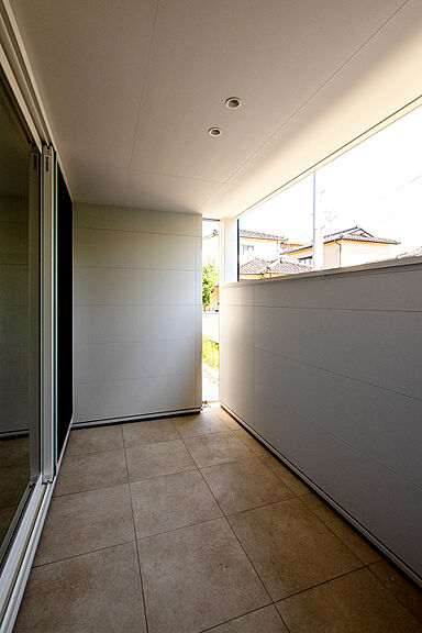 DETAIL HOME(ディテールホーム)の施工事例「プライバシーが確保されたタイルテラスと高天井がある家」の画像8