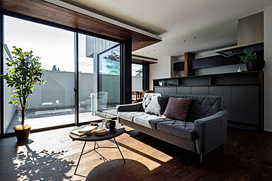 DETAIL HOME(ディテールホーム)の施工事例「カーテンレスの暮らしとテントサウナを堪能できる家」の画像3