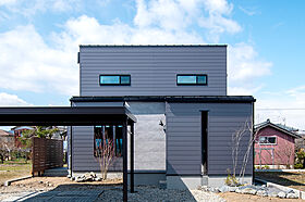 DETAIL HOME(ディテールホーム)の施工事例「夫婦の暮らしに寄り添う、四季を感じるグレーガルバの住まい」のメイン画像