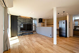 DETAIL HOME(ディテールホーム)の施工事例「夫婦の暮らしに寄り添う、四季を感じるグレーガルバの住まい」の画像1