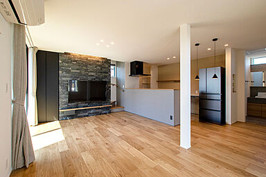 DETAIL HOME(ディテールホーム)の施工事例「夫婦の暮らしに寄り添う、四季を感じるグレーガルバの住まい」の画像1