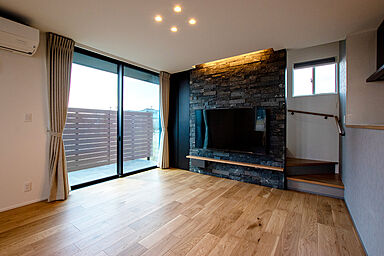 DETAIL HOME(ディテールホーム)の施工事例「夫婦の暮らしに寄り添う、四季を感じるグレーガルバの住まい」の画像2