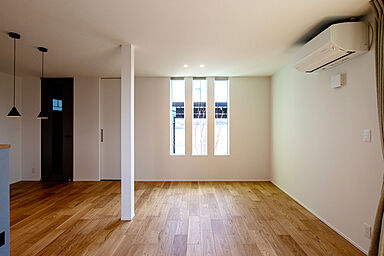 DETAIL HOME(ディテールホーム)の施工事例「夫婦の暮らしに寄り添う、四季を感じるグレーガルバの住まい」の画像3