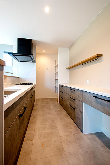 DETAIL HOME(ディテールホーム)の施工事例「夫婦の暮らしに寄り添う、四季を感じるグレーガルバの住まい」の画像4