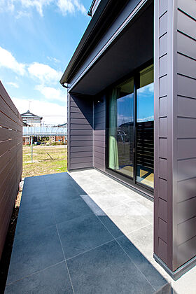 DETAIL HOME(ディテールホーム)の施工事例「夫婦の暮らしに寄り添う、四季を感じるグレーガルバの住まい」の画像7