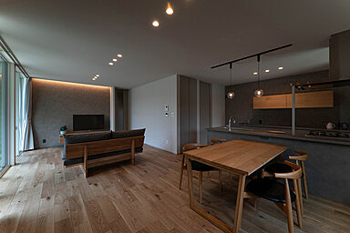 DETAIL HOME(ディテールホーム)の施工事例「広い敷地でゆったりと時を刻む家」の画像2