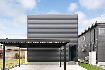 DETAIL HOME(ディテールホーム)の施工事例「窓をなくした正面デザインが魅力のスクエアハウス」の画像