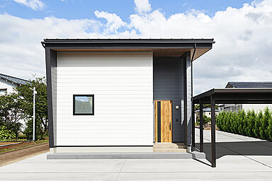 DETAIL HOME(ディテールホーム)の施工事例「高い天井と白い壁のもたらす光と熱の平屋」の画像