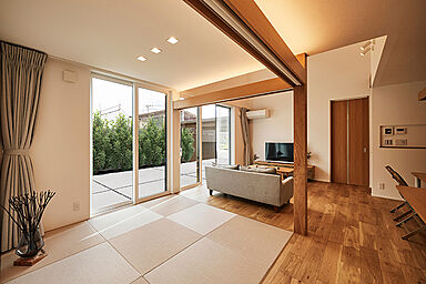 DETAIL HOME(ディテールホーム)の施工事例「高い天井と白い壁のもたらす光と熱の平屋」の画像1