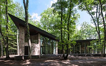 【高級住宅専門】アーネストアーキテクツ株式会社の施工事例「森を旋回する鳥のように」の画像