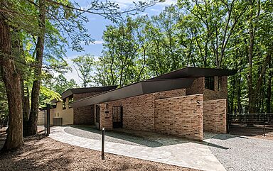 【高級住宅専門】アーネストアーキテクツ株式会社の施工事例「森を旋回する鳥のように」の画像1