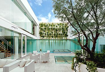 【高級住宅専門】アーネストアーキテクツ株式会社の施工事例「水を湛える都会のオアシス」の画像