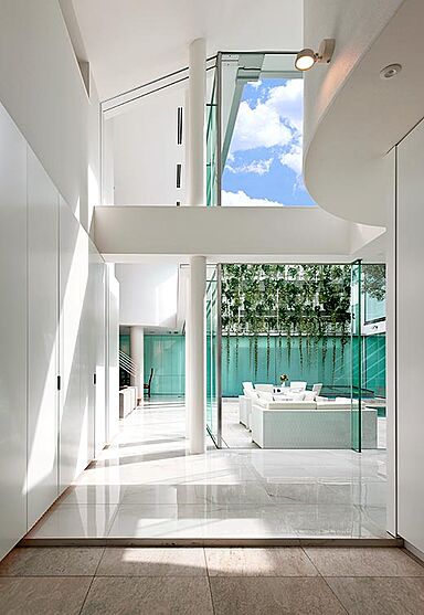 【高級住宅専門】アーネストアーキテクツ株式会社の施工事例「水を湛える都会のオアシス」の画像1