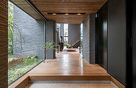 【高級住宅専門】アーネストアーキテクツ株式会社の施工事例「素材の趣を堪能する」の画像3