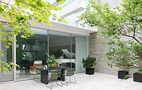 【高級住宅専門】アーネストアーキテクツ株式会社の施工事例「縦横に広がるコートハウス」のメイン画像