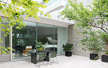 【高級住宅専門】アーネストアーキテクツ株式会社の施工事例「縦横に広がるコートハウス」の画像