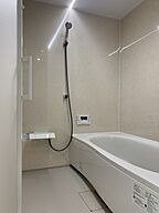 シンプルモダンスタイルの浴室 【AQレジデンス 新宿展示場】@新大久保駅徒歩圏内 外からの視線を遮り醸成された邸宅モデルハウスの事例画像