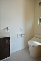 シンプルモダンスタイルのトイレ 内藤ホームの事例画像